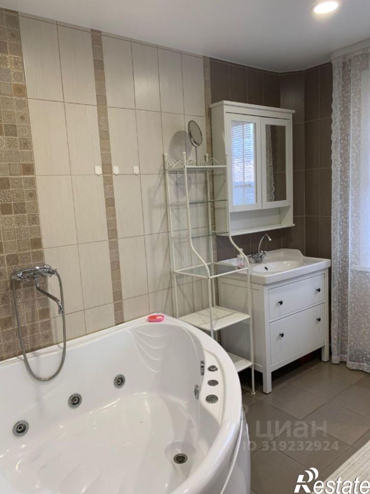 4-комн квартира улица Сакко и Ванцетти, 1А,  д. 1А